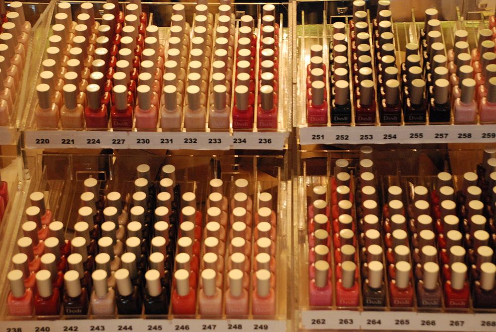 File ordinate di boccette di smalto di tanti colori